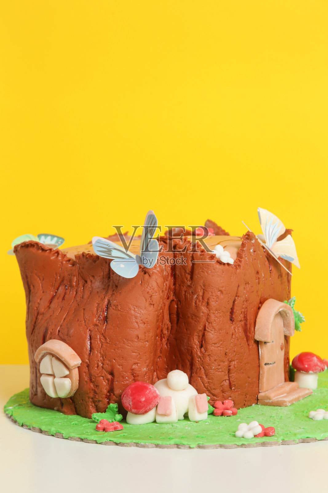 复活节原木蛋糕与纹理上的树干和复活节兔子照片摄影图片