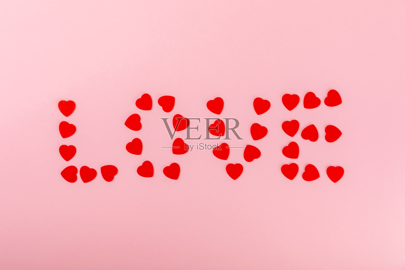 情人节的概念。情人节背景。礼物、蜡烛、五彩纸屑、信封——背景是明信片。弗拉特利，俯视图，复制空间。情人节庆祝活动照片摄影图片