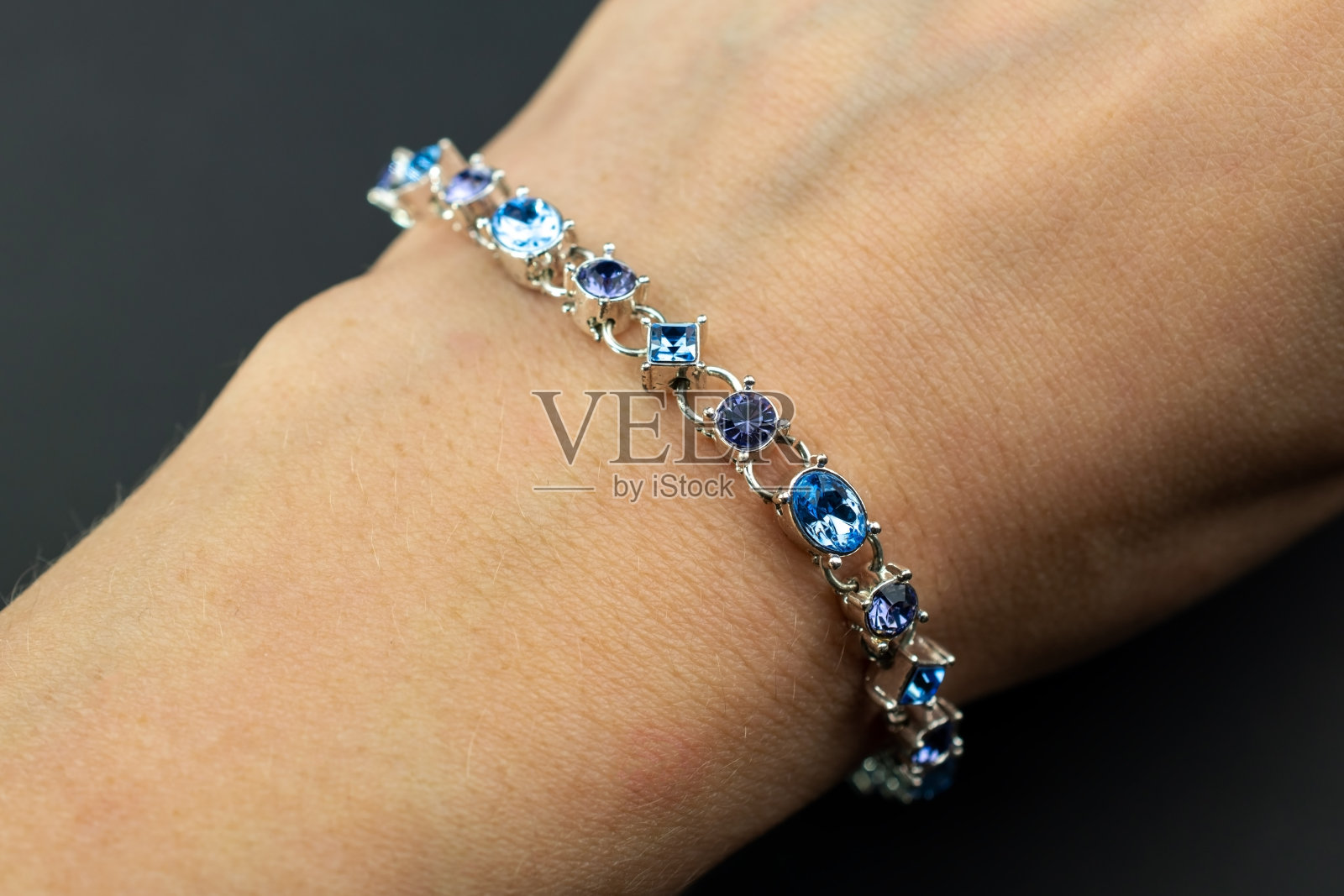 美丽的宝石水晶手镯，独特的手工石珠珠宝背景，宣传照片为网上珠宝店照片摄影图片