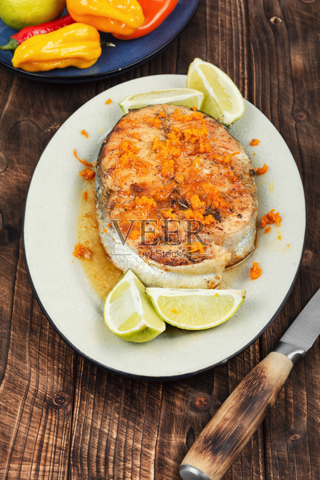 橙汁鲑鱼或鳟鱼牛排。照片摄影图片