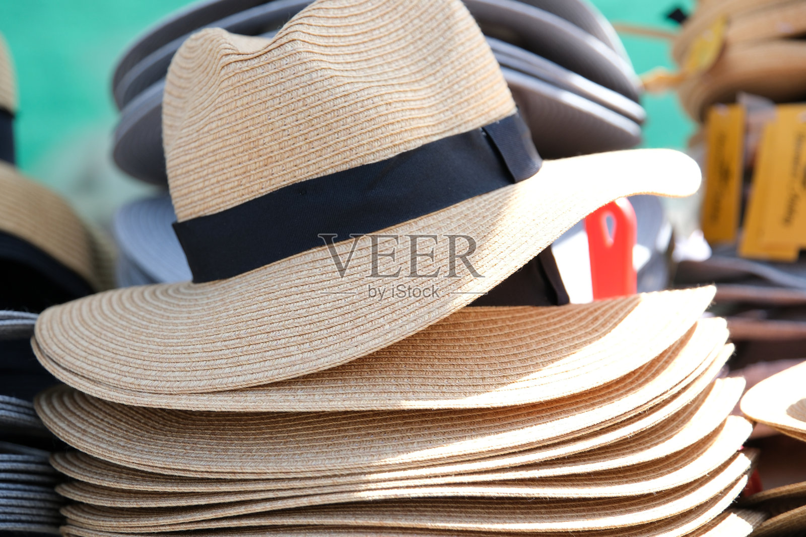 Cloverdale牛仔竞技会乡村集市回到乡村家庭活动加拿大温哥华萨里买一顶帽子不同的帽子在柜台上灰色米色牛仔衣服照片摄影图片