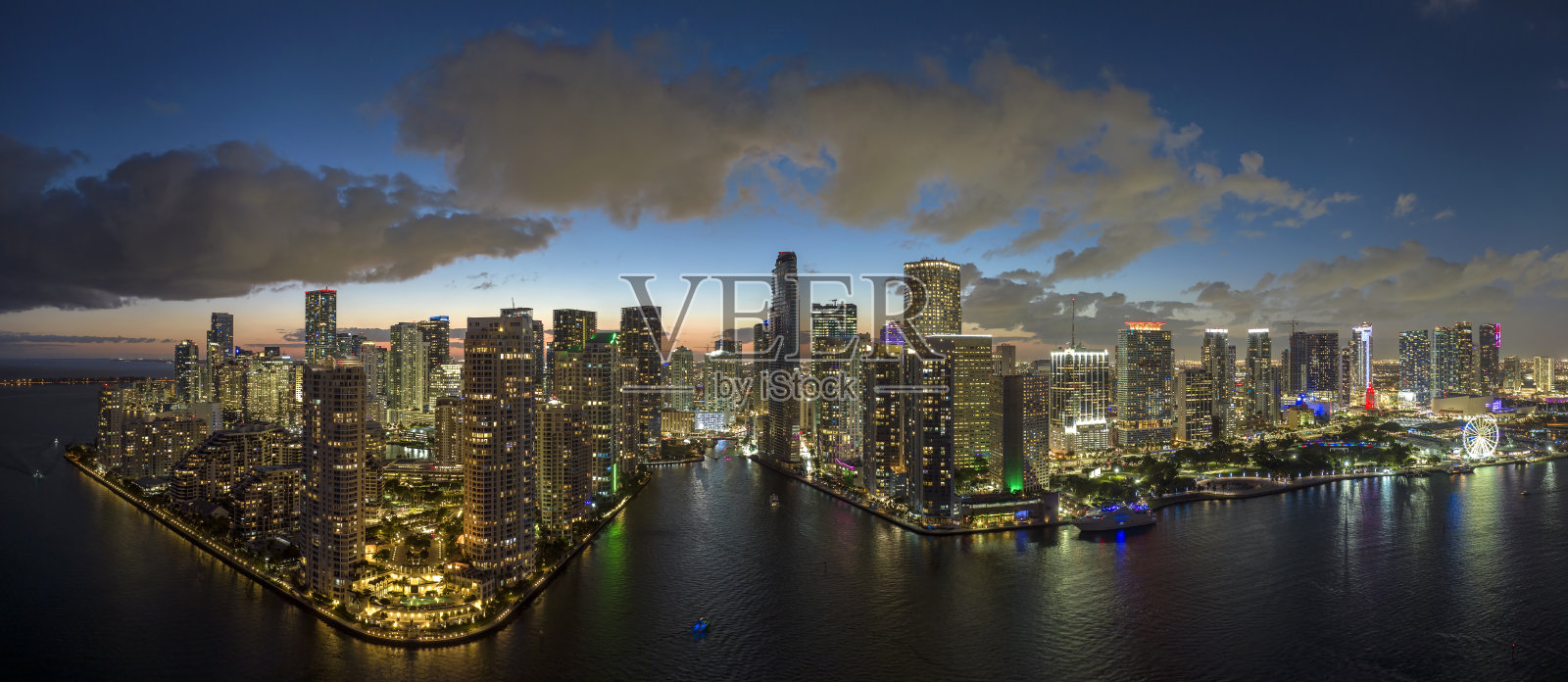 迈阿密布里克尔市区鸟瞰图在佛罗里达州，美国。现代美国市中心灯火通明的高层摩天大楼照片摄影图片