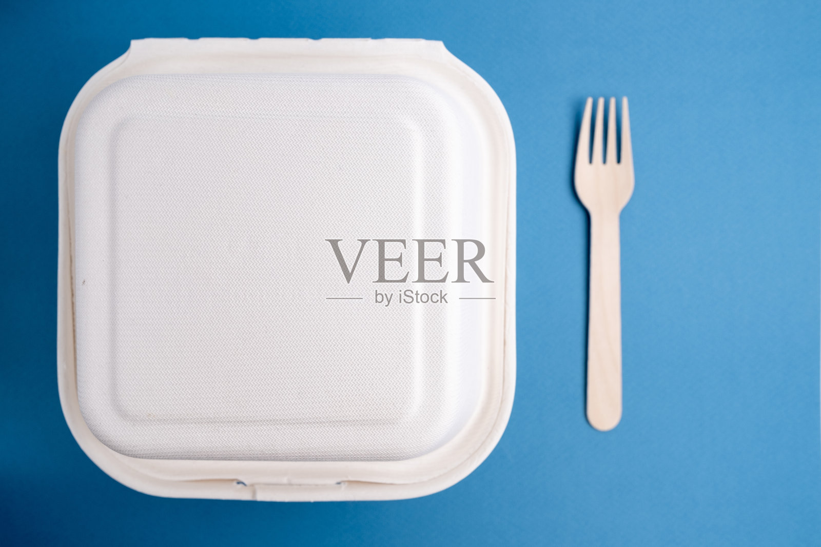 牛皮纸餐具:杯子，食品盒，隔离在浅色背景上。一套各式各样的一次性餐具。循环再造及零废物概念。模拟了照片摄影图片