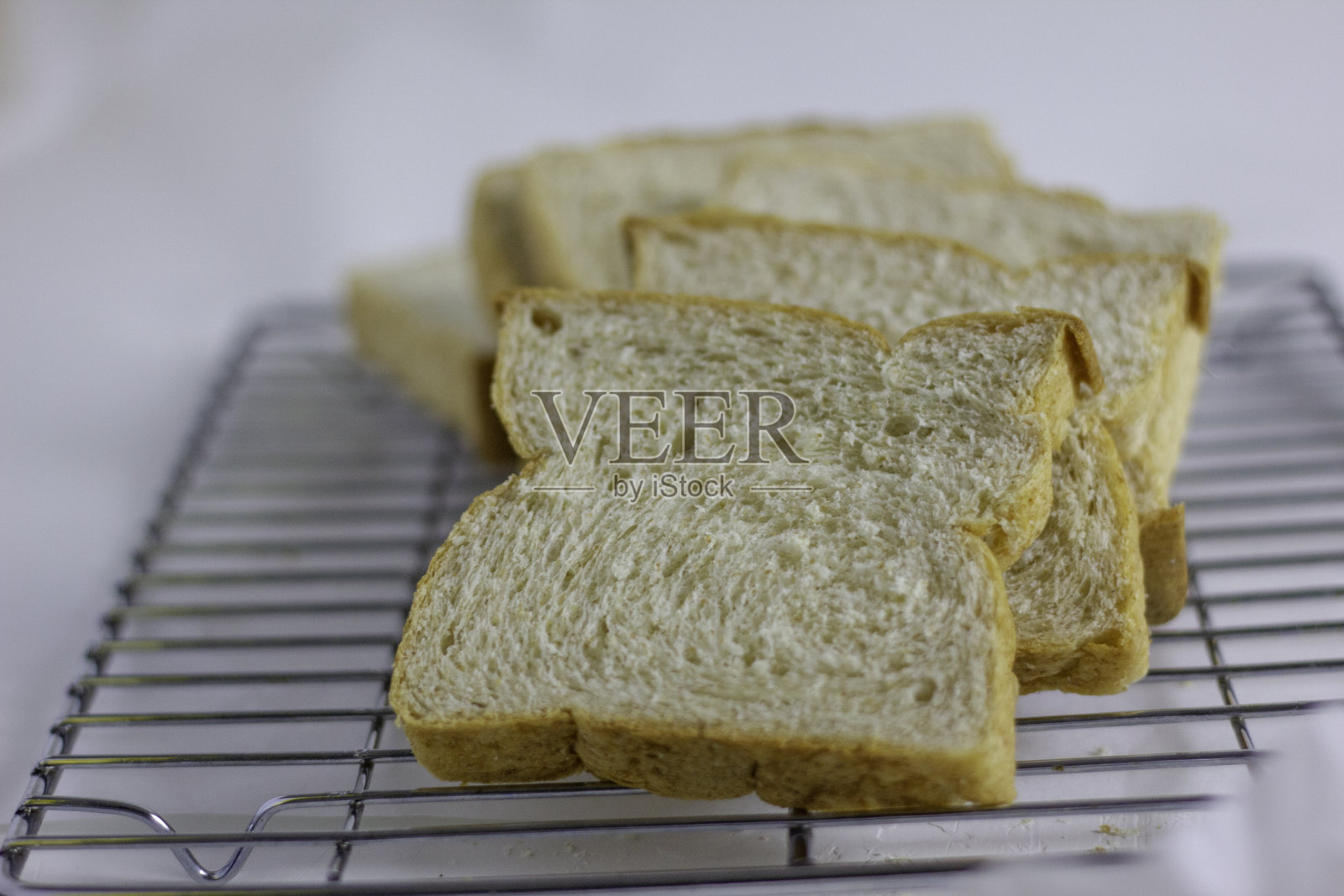 白色背景的面包片。照片摄影图片