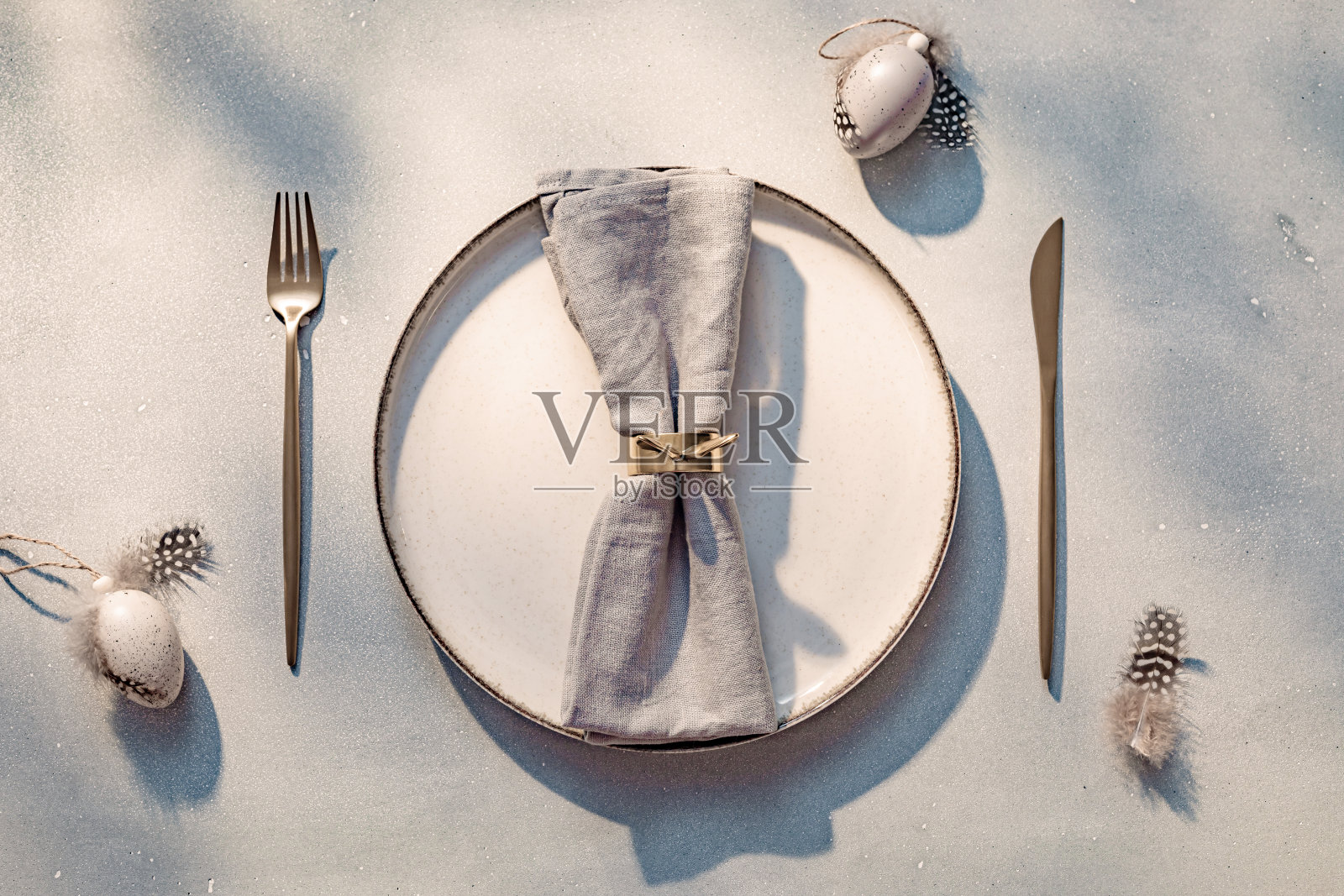 复活节餐桌设置在灰色背景。节日装饰与复制空间照片摄影图片