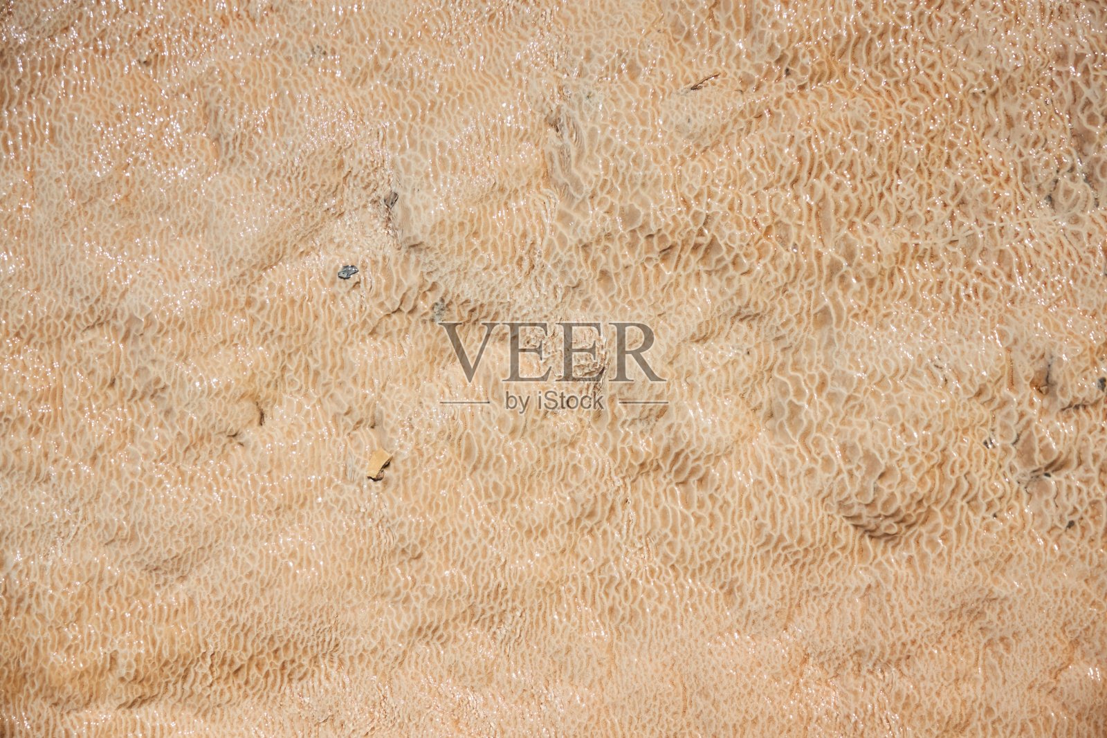 自然的纹理。纳尔赞矿泉。地球表面的黄色矿物结构。这个星球的治愈之水照片摄影图片