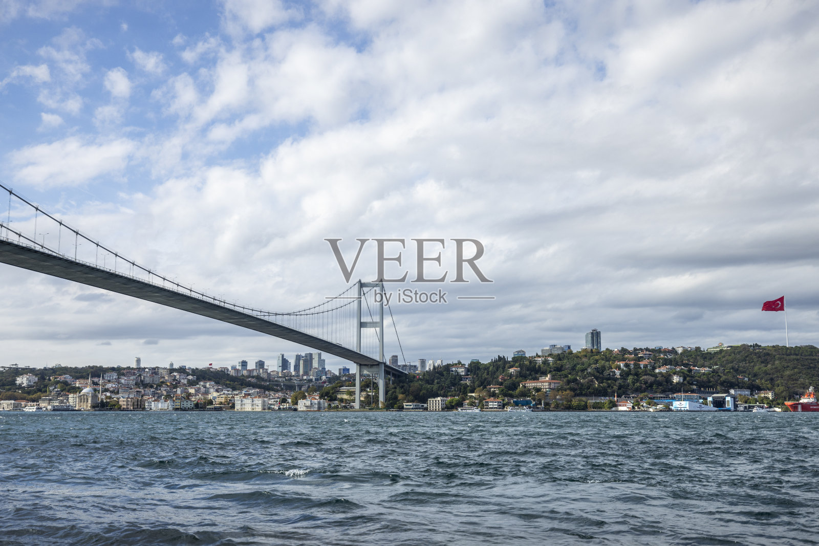 土耳其伊斯坦布尔博斯普鲁斯大桥上的风景照片摄影图片