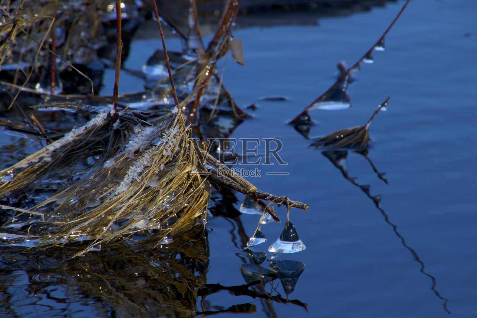 钟形冰柱倒映在湖面上照片摄影图片