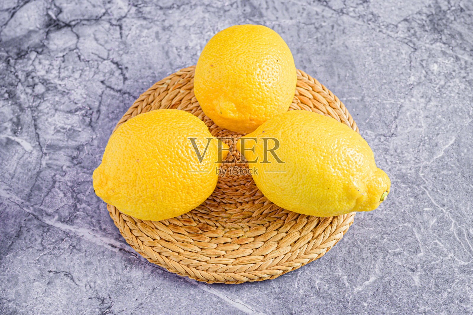 大理石桌上成熟多汁的柠檬特写照片摄影图片