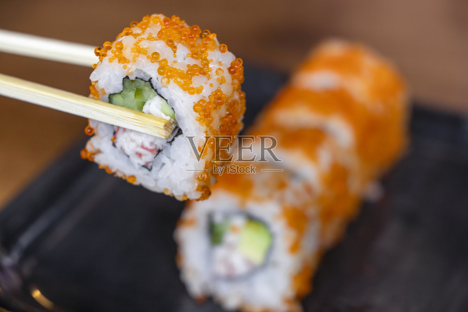 三文鱼寿司卷，芝士，鱼子酱照片摄影图片