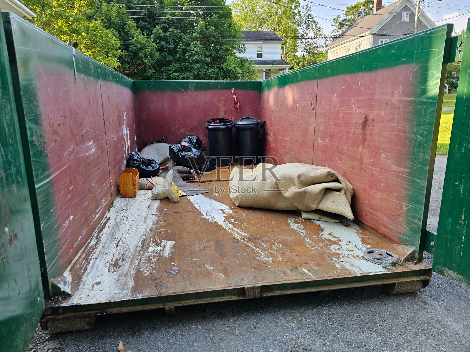 大垃圾桶里的东西很少照片摄影图片