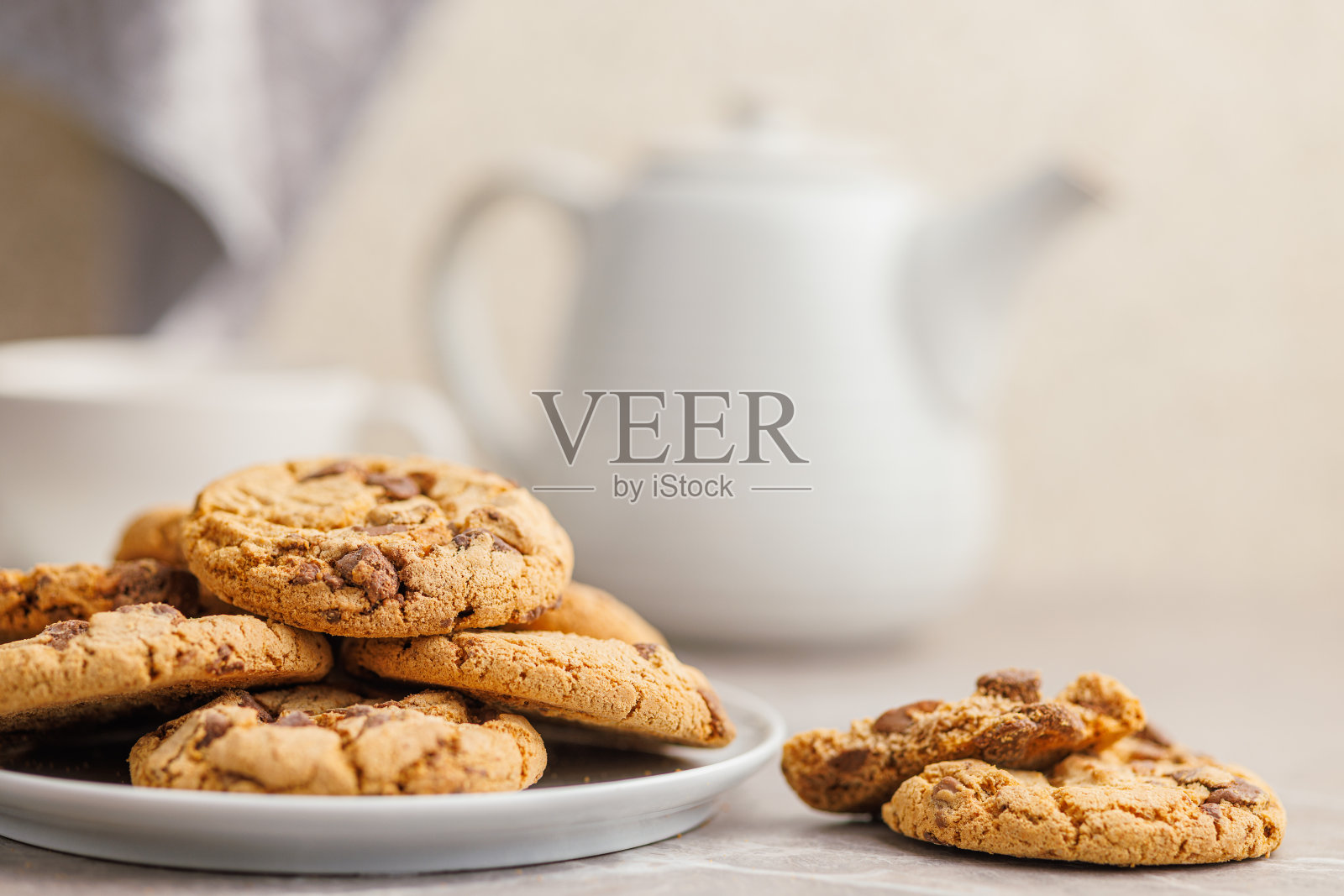 餐桌上盘子里的巧克力甜饼。照片摄影图片