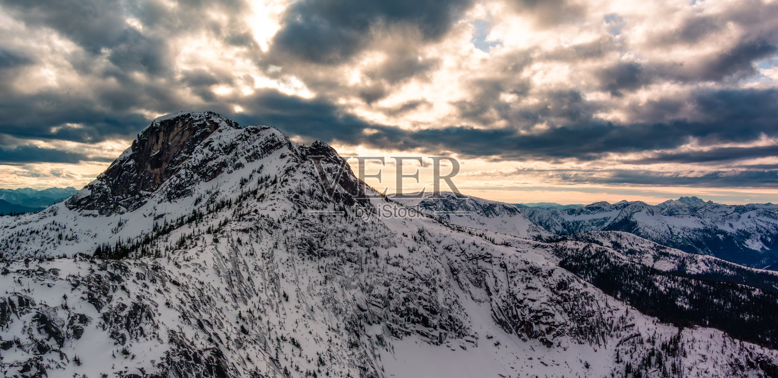 白雪覆盖的落基山山峰航拍景观自然背景照片摄影图片