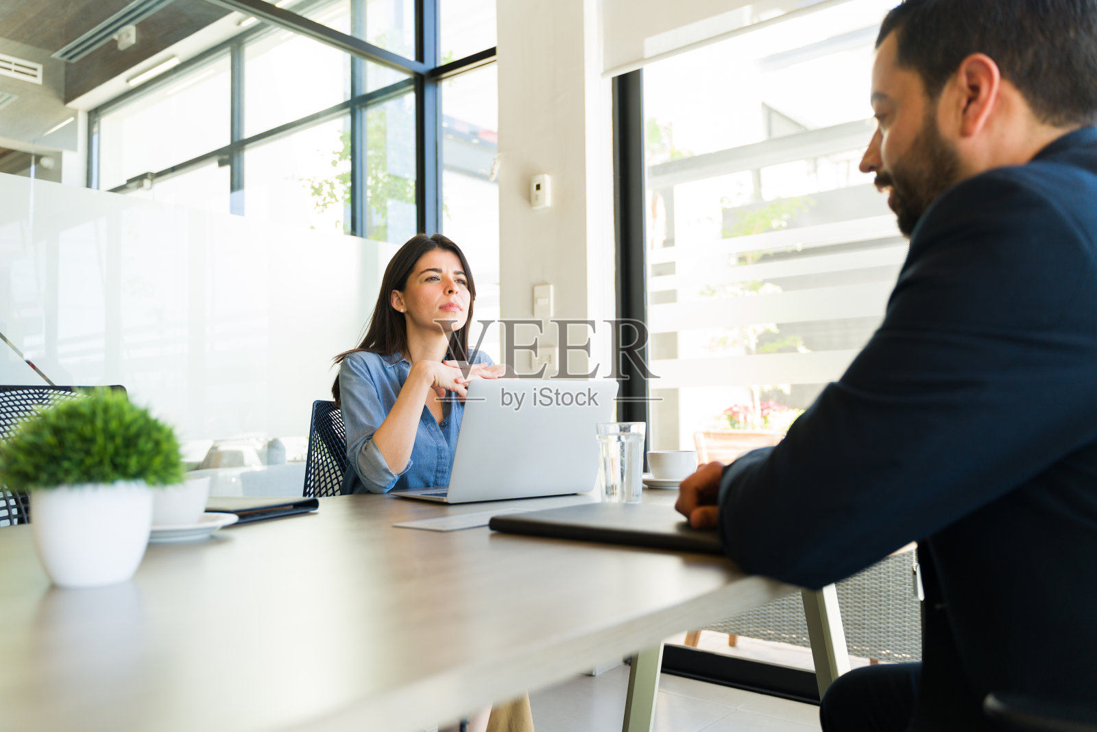 一位女商人在面试中听求职者说话照片摄影图片