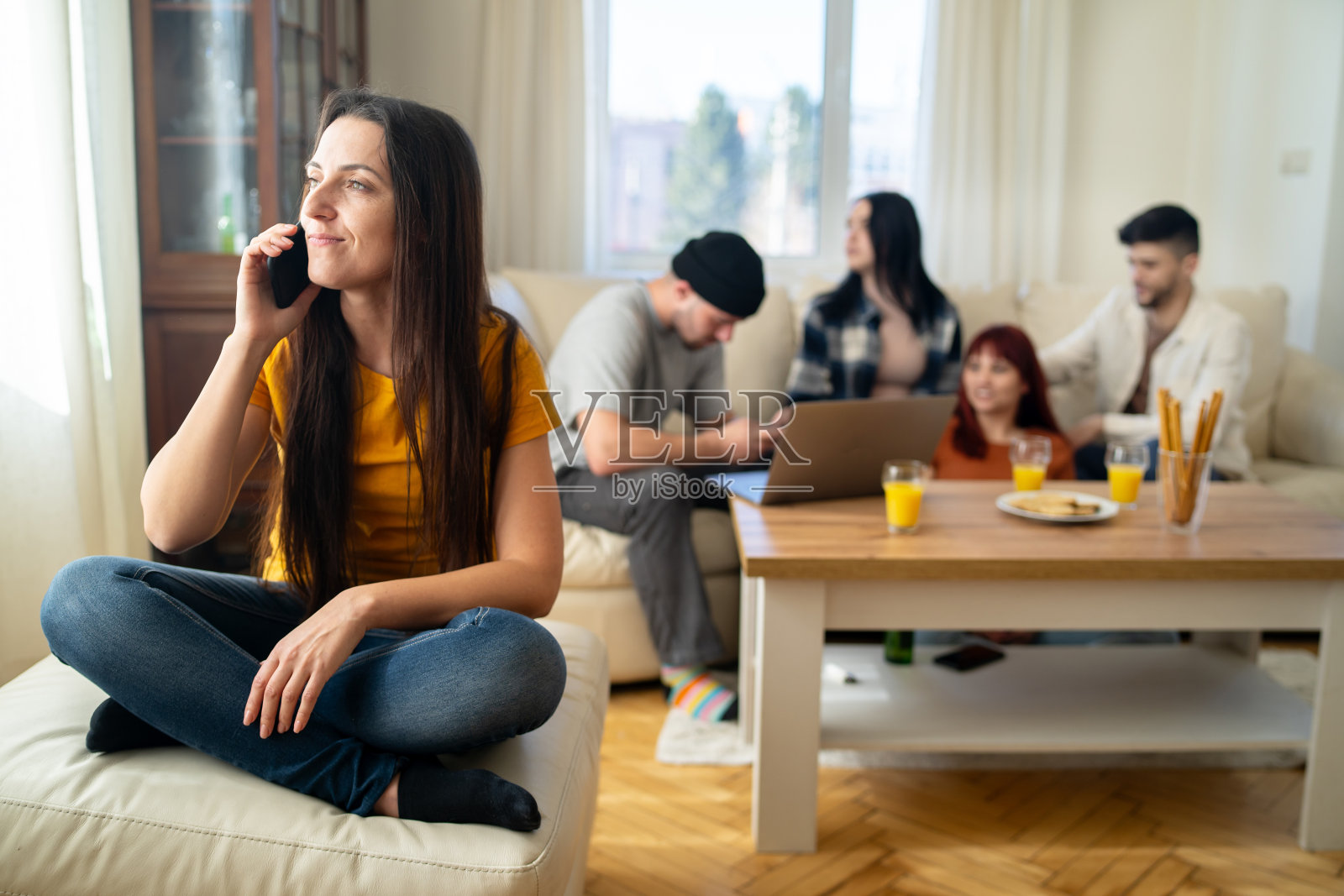 一位女士正在打电话照片摄影图片