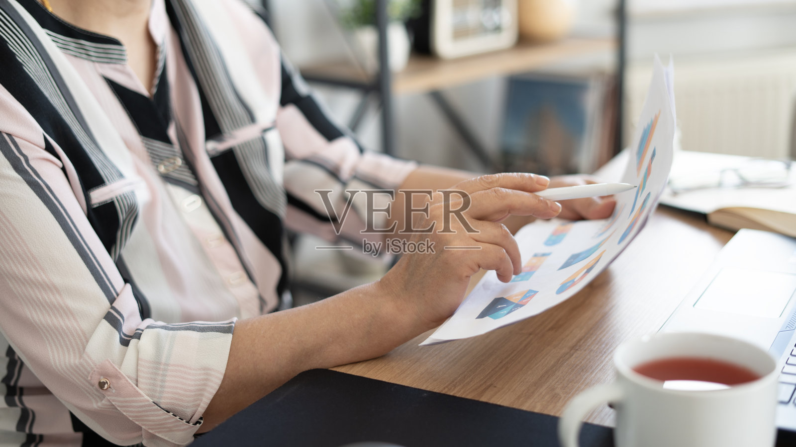 (特写)成年妇女在家检查财务报告照片摄影图片