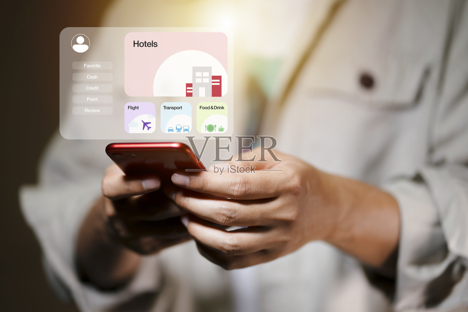 人们使用手机和笔记本电脑搜索住宿的地方，计划他们的旅行和假期。夏天的概念。照片摄影图片