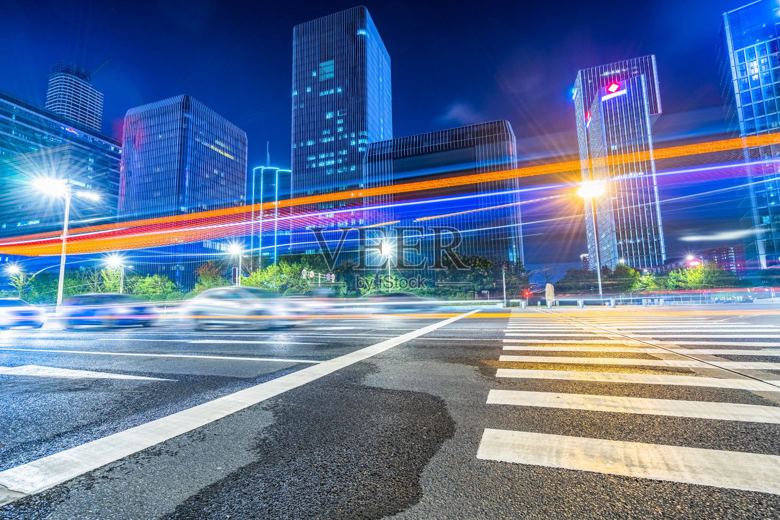 光线在现代建筑的背景上留下痕迹照片摄影图片