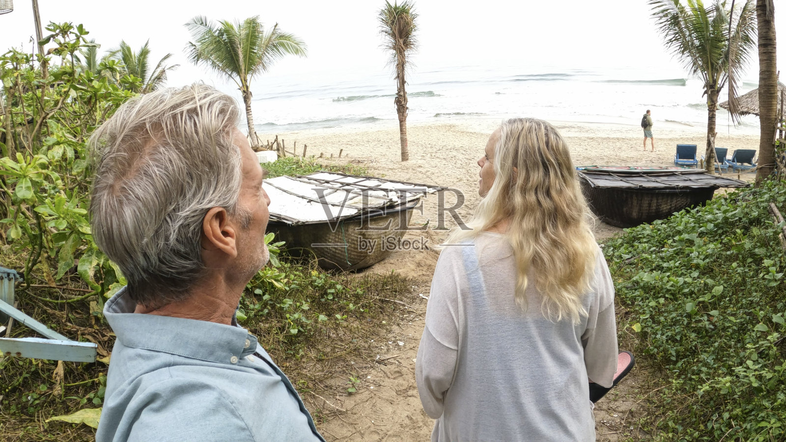 一对成熟的夫妇一起去海滩照片摄影图片