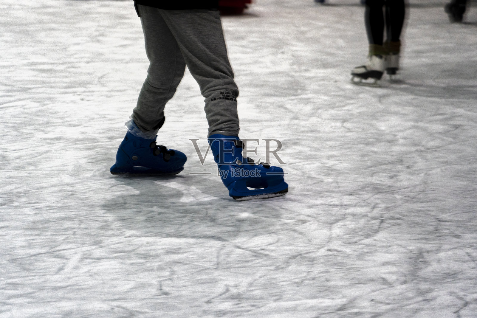 穿花样滑冰的男孩照片摄影图片