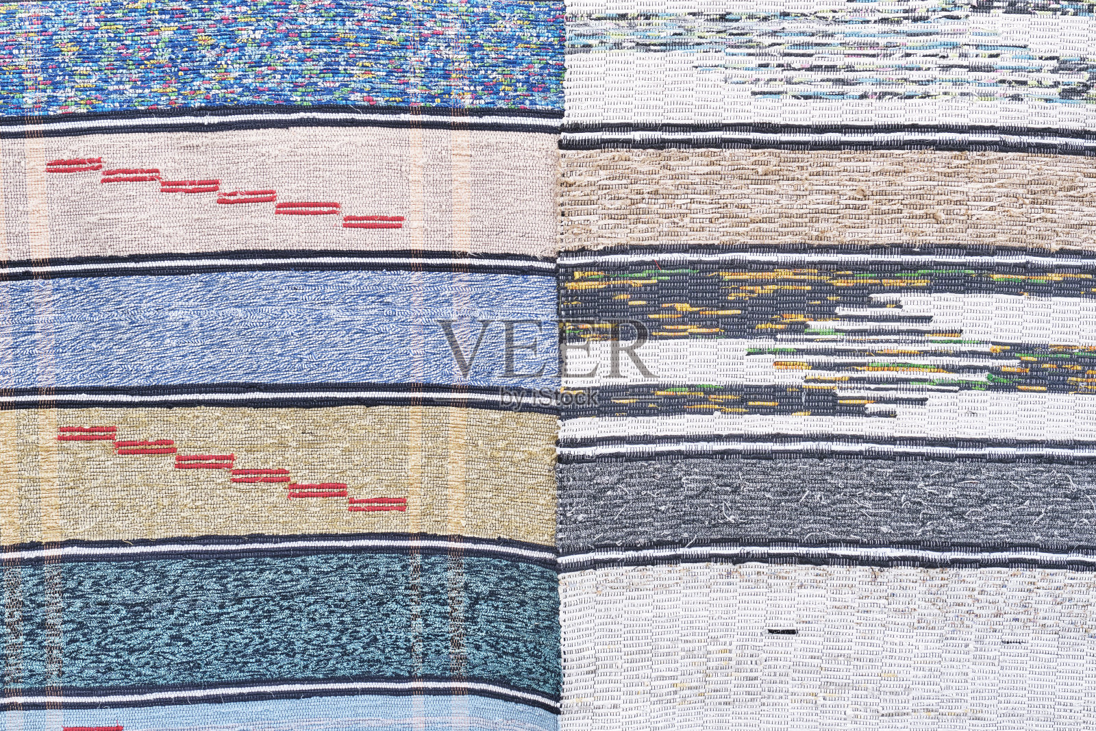 用回收材料制作的传统手工编织地毯。土布彩色条纹家居垫照片摄影图片