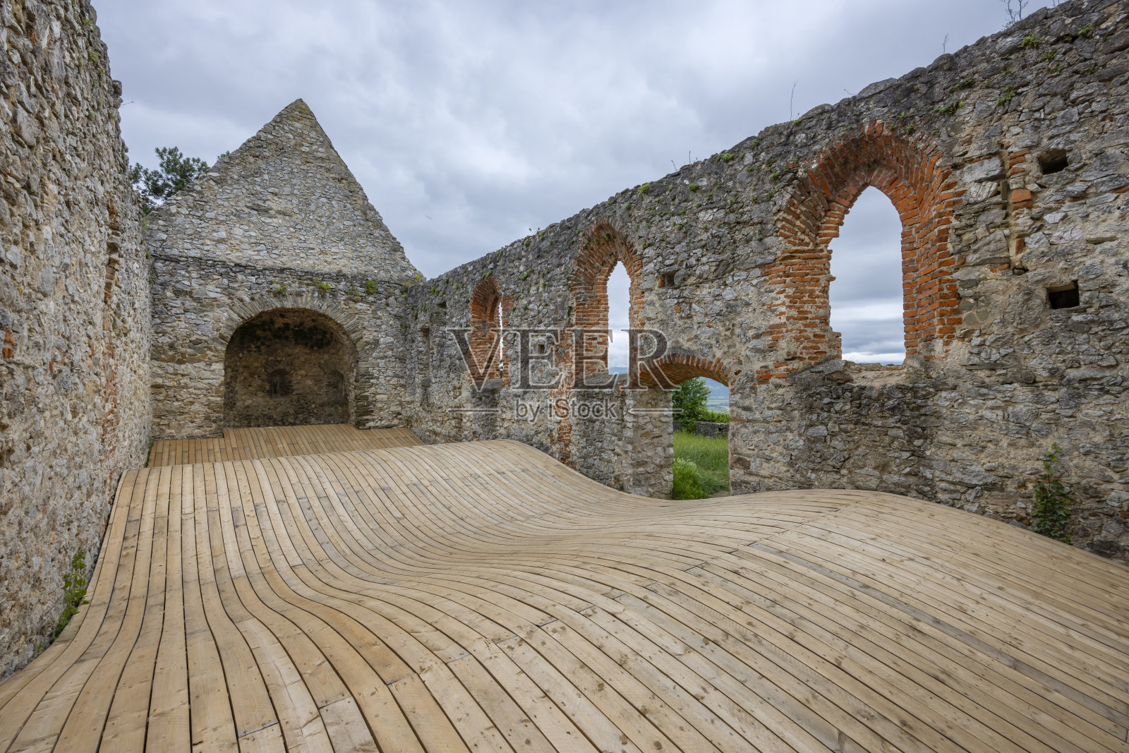 斯洛伐克，哈鲁兹采，罗马式教堂废墟照片摄影图片