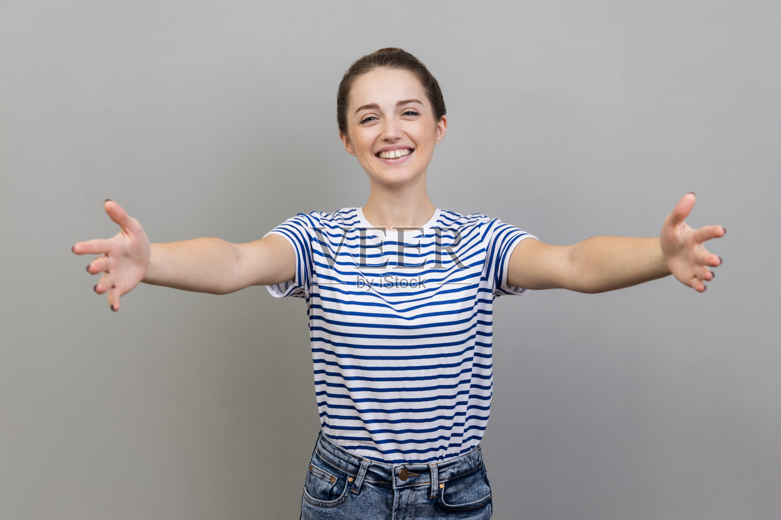 到我怀里来吧。女人向镜头伸出双臂，想拥抱你。照片摄影图片