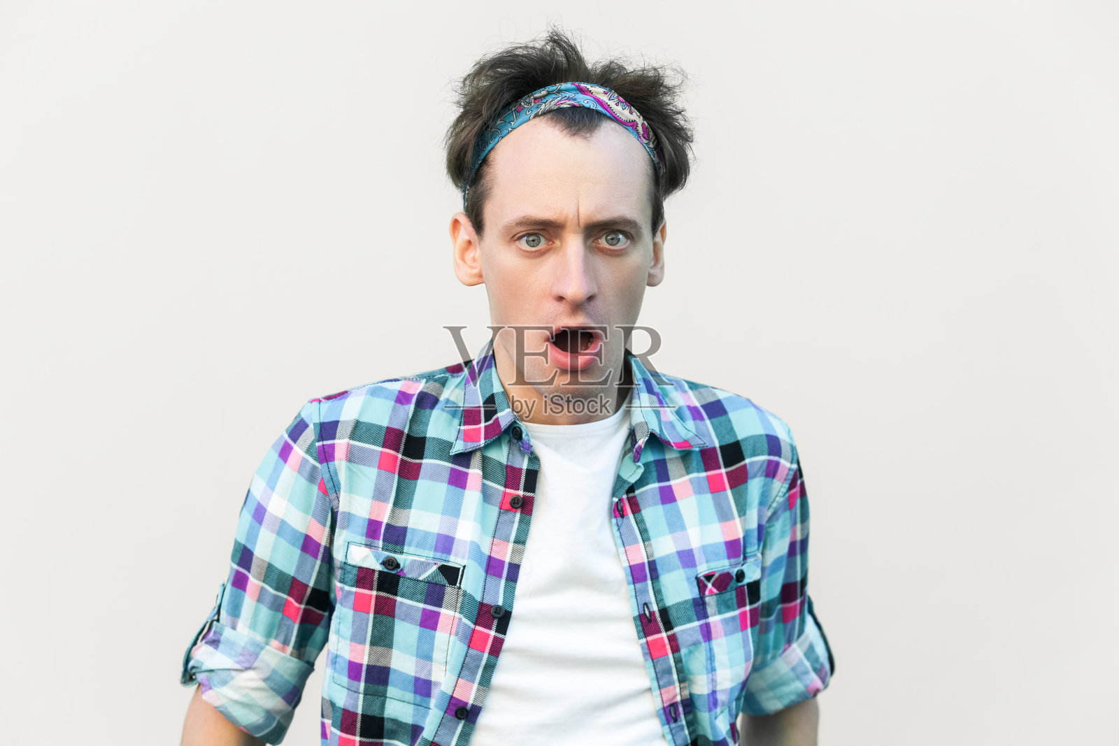 男人惊讶地看着镜头，被负面消息惊呆了，不相信自己的眼睛照片摄影图片