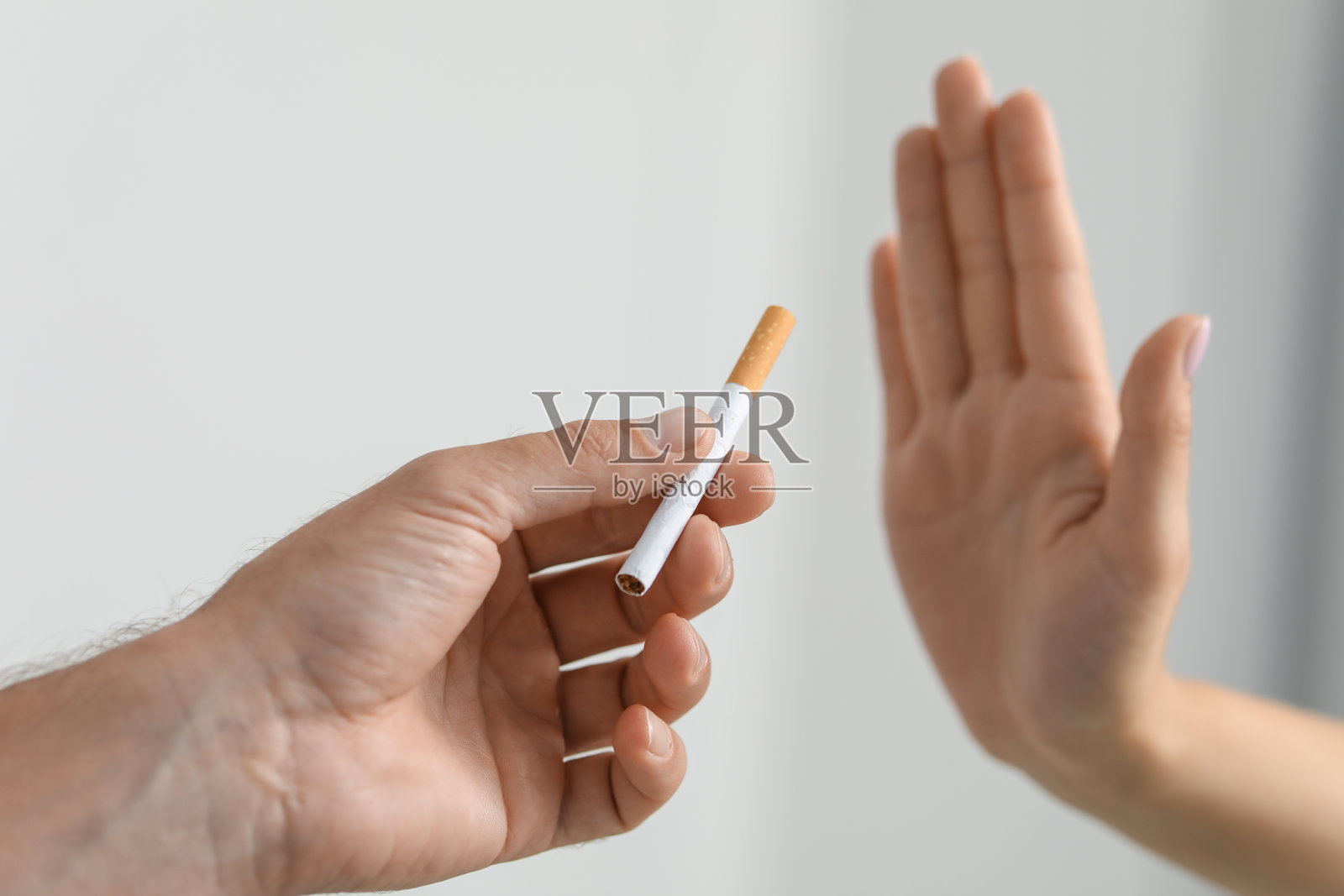 戒烟概念。在浅色背景下拒绝吸烟的女人，特写照片摄影图片