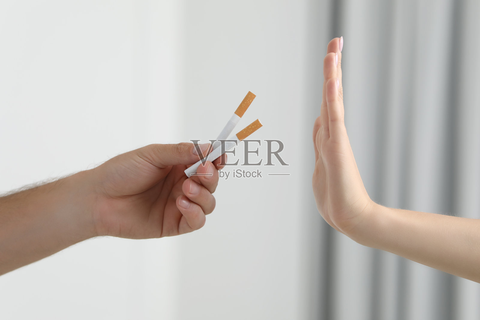 戒烟概念。女人拒绝吸烟，背景模糊，特写照片摄影图片