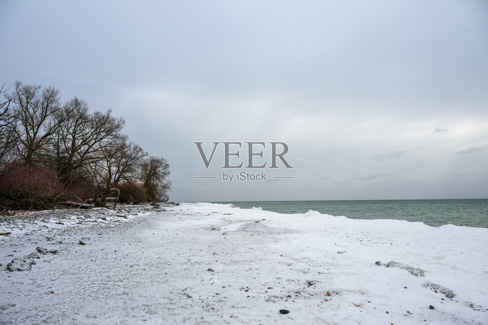 加拿大安大略湖达灵顿公园的冰雪覆盖的海滩照片摄影图片