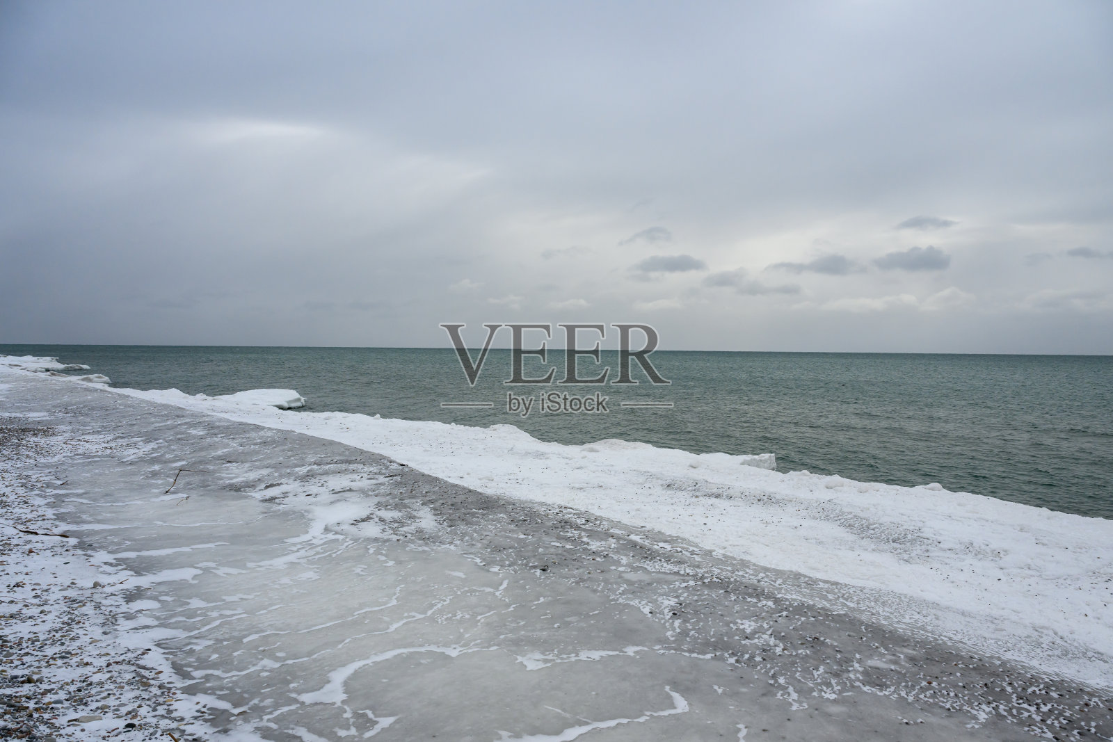 加拿大安大略湖达灵顿公园的冰雪覆盖的海滩照片摄影图片