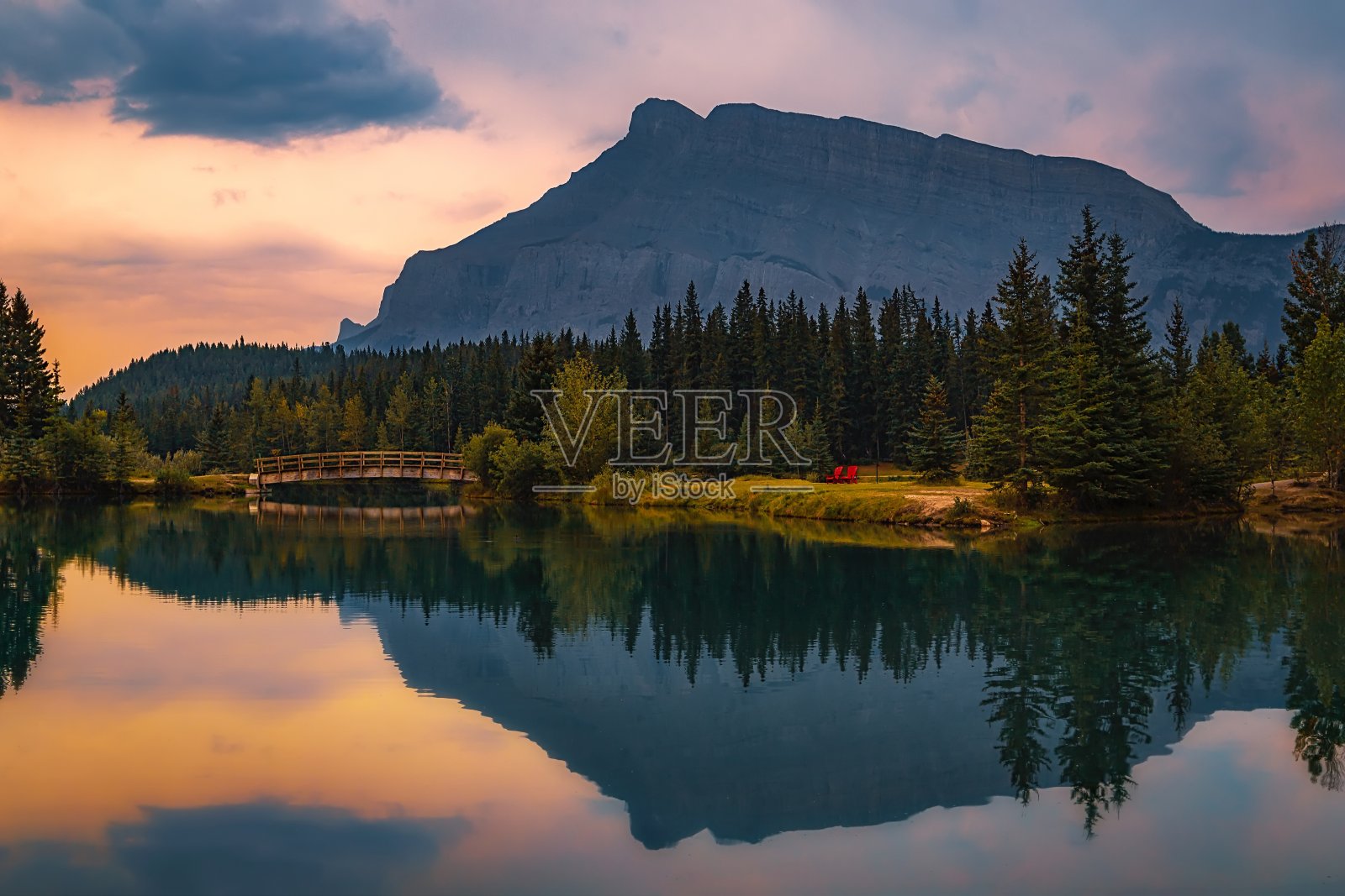 瀑布池塘的全景日出山反射照片摄影图片