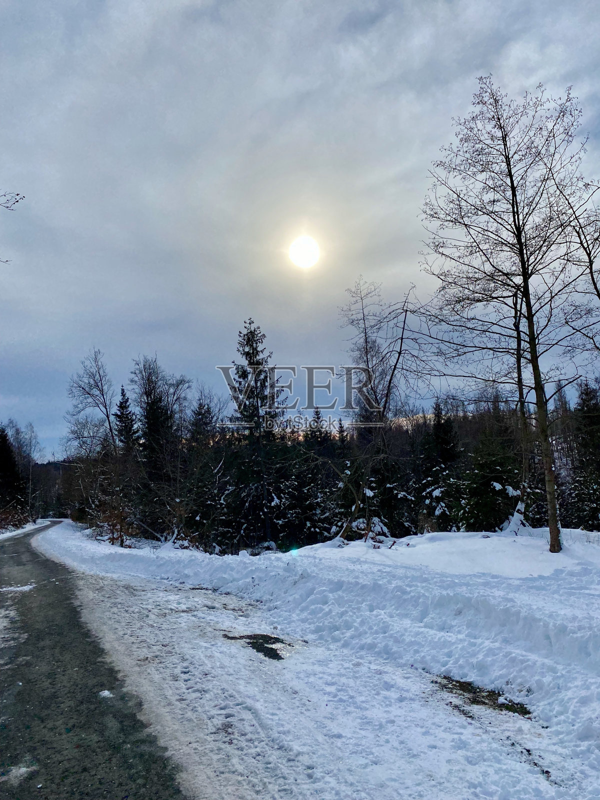 在冬天从布劳恩拉格到哈尔茨符隆堡山顶的路上照片摄影图片