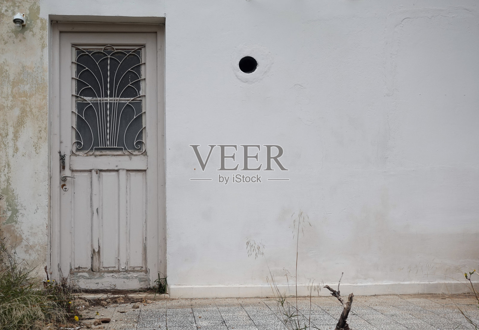 旧门与老式铁格栅门灯设计和纹理墙废弃的房子外观照片摄影图片