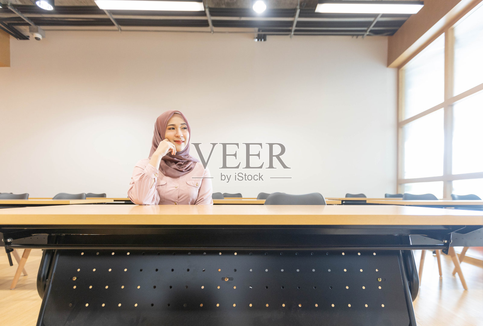 现代课堂照片摄影图片