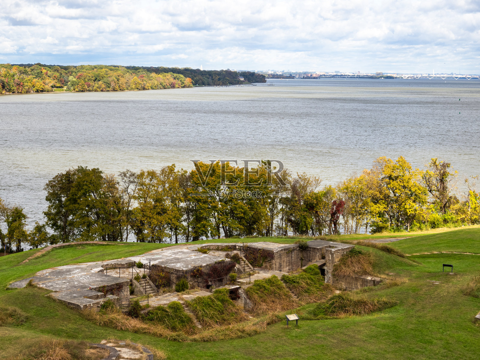 从弗吉尼亚州华盛顿堡的城墙上俯瞰，远处是废墟、波托马克河和华盛顿特区。照片摄影图片