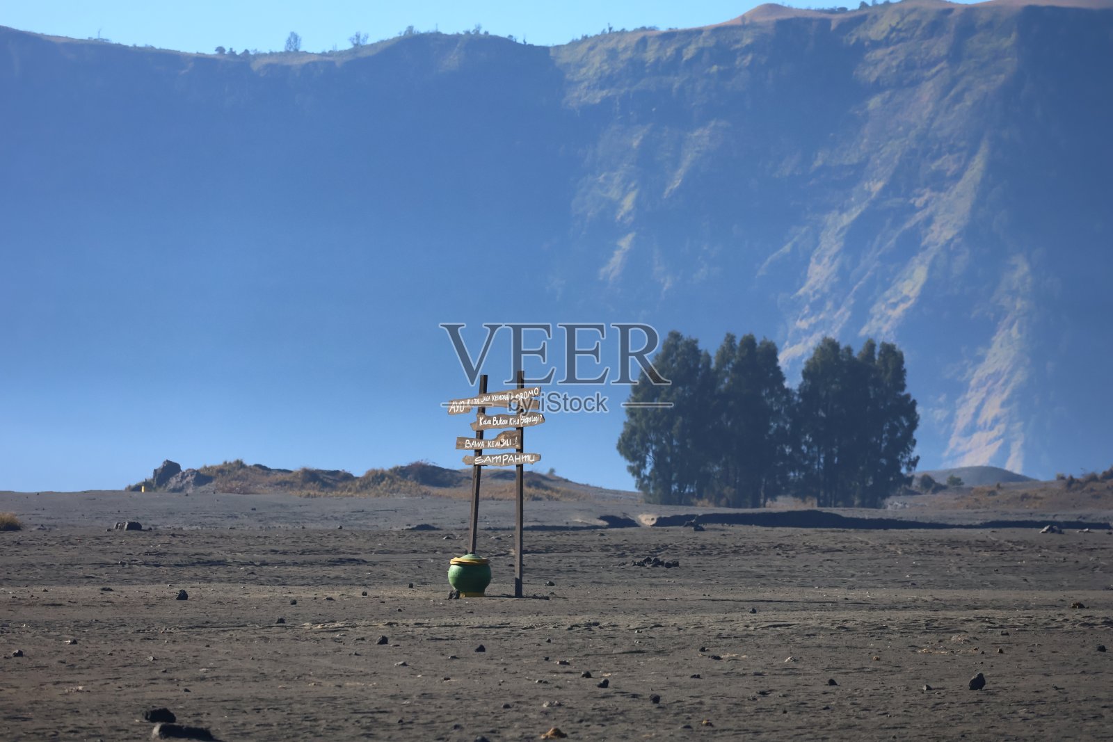 印度尼西亚布罗莫山的沙漠景观。照片摄影图片