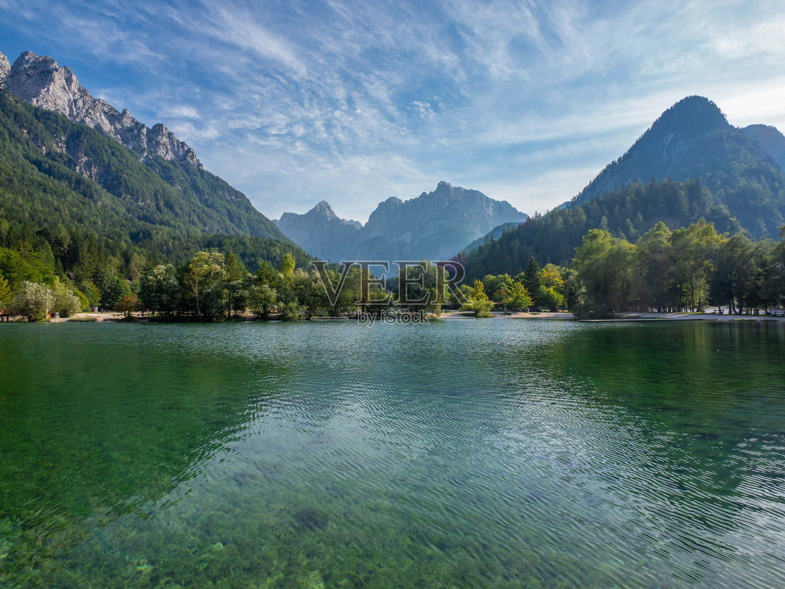 斯洛文尼亚阿尔卑斯山的贾斯纳湖照片摄影图片