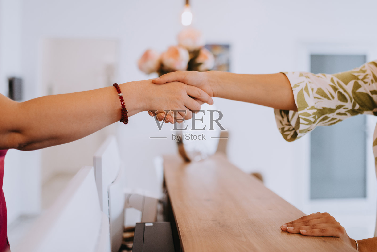 在约定的牙科检查后，美丽的金发女郎与牙科诊所的工作人员握手照片摄影图片