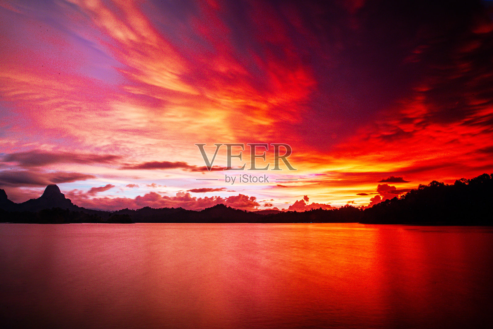 考索国家公园风光：长尾船供游客使用，泰国叻差帕发大坝俏兰湖的自然风光照片摄影图片