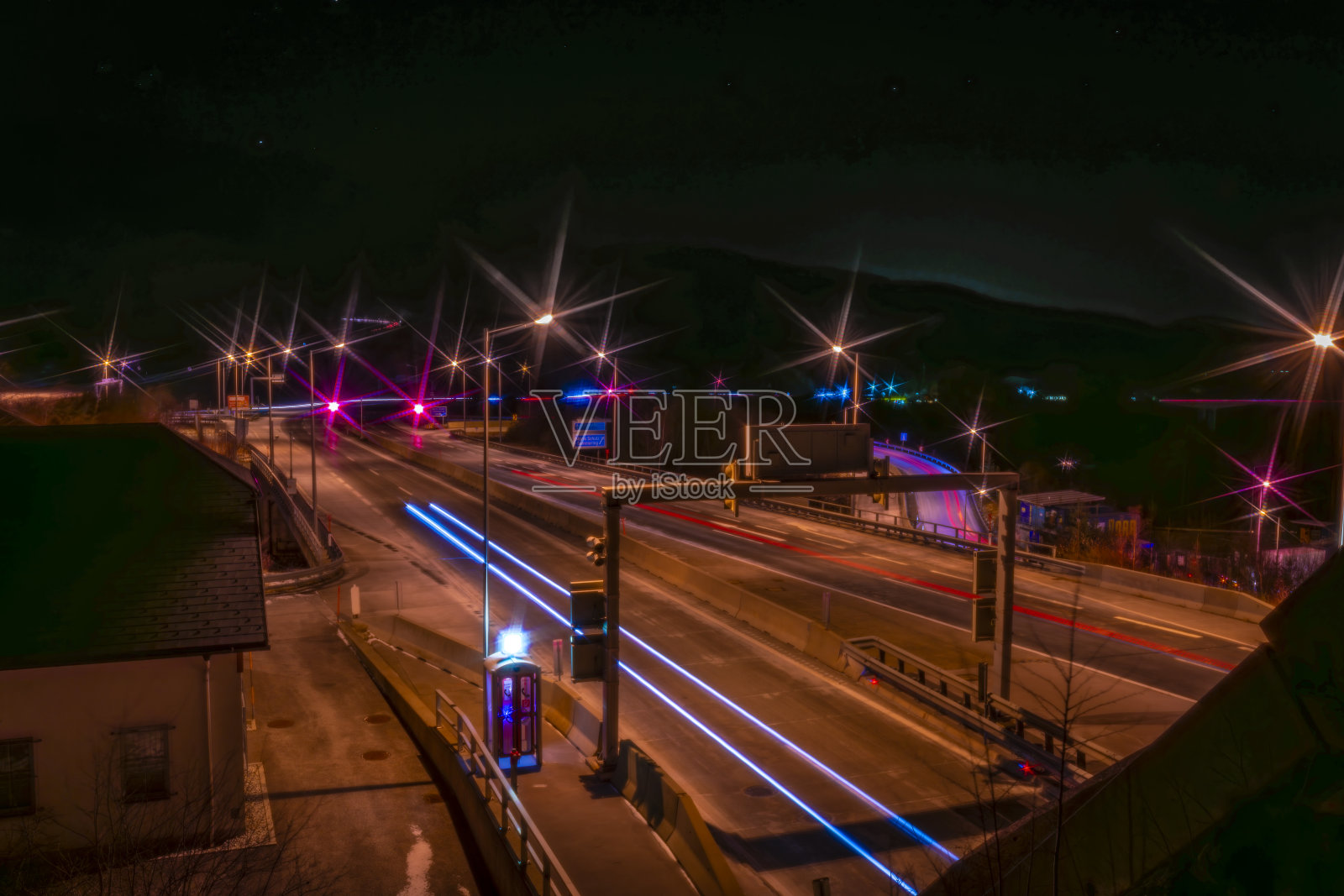 奥地利塞默林附近的高速公路和夜间十字路口照片摄影图片