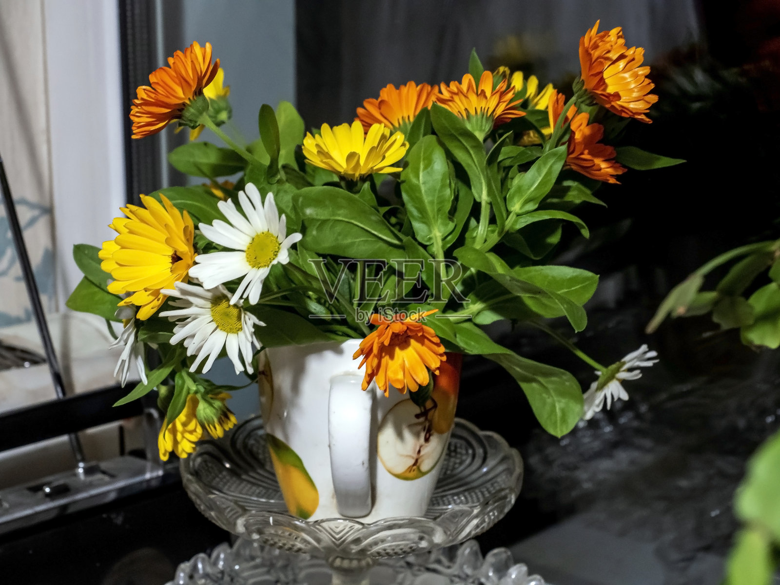 美丽多彩的金盏花和洋甘菊花束照片摄影图片