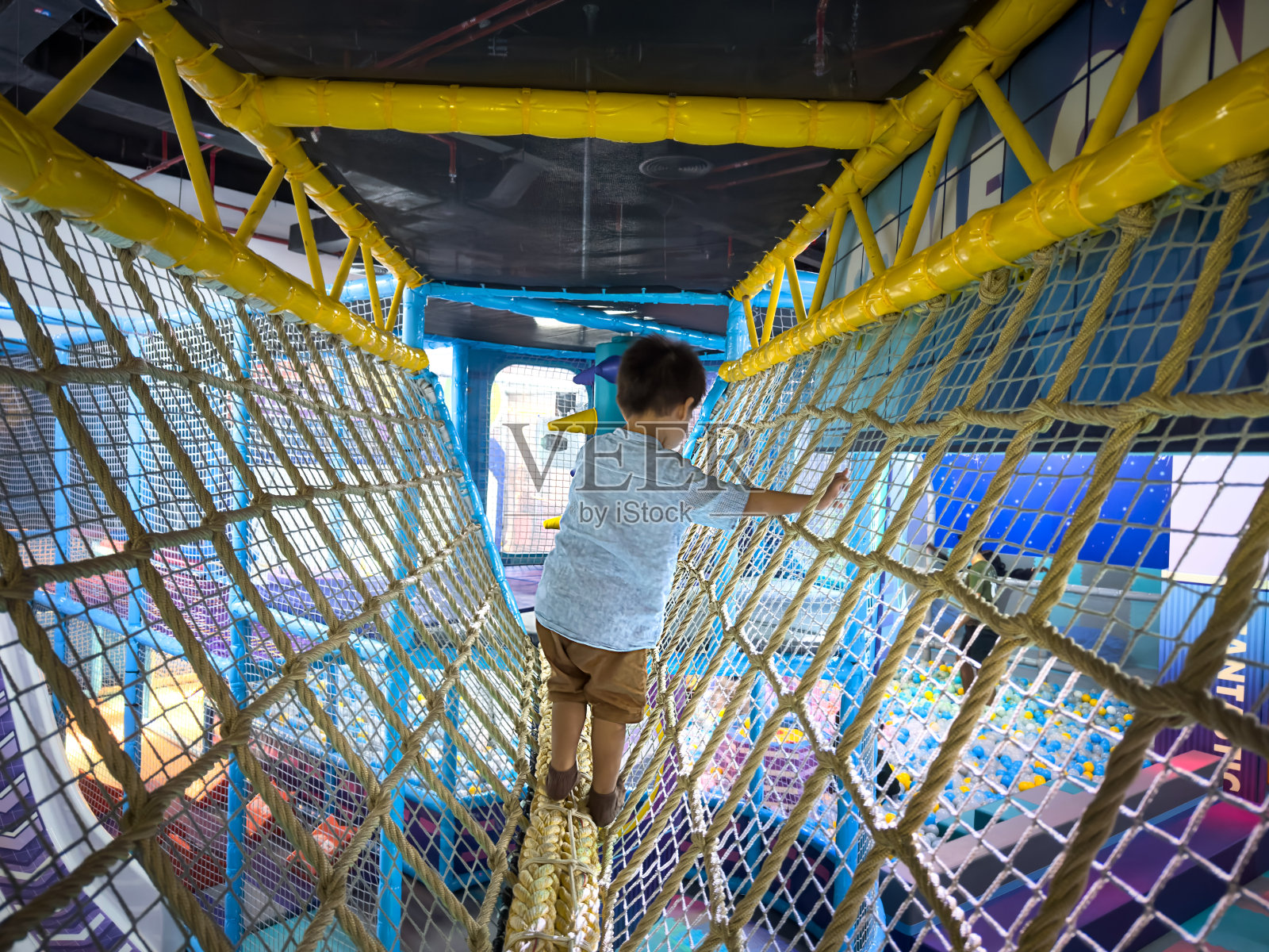 小小探险家：幼儿在室内游乐仙境中尽情玩耍照片摄影图片