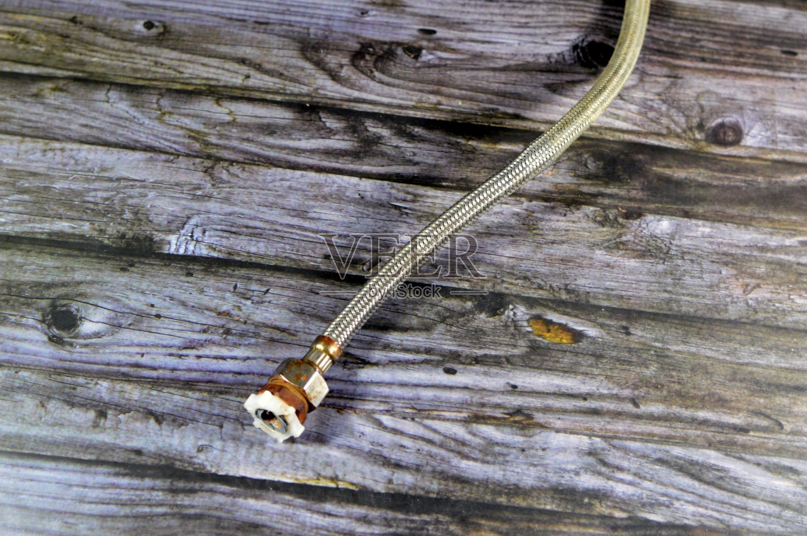 用过的生锈破损水管管道照片摄影图片