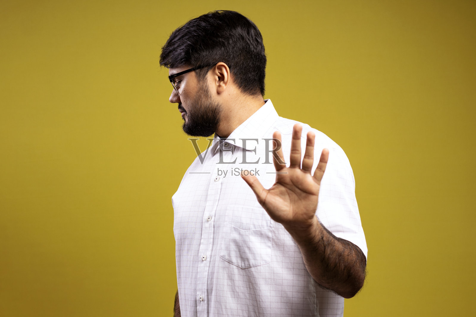 穿白衬衫的巴西人照片摄影图片