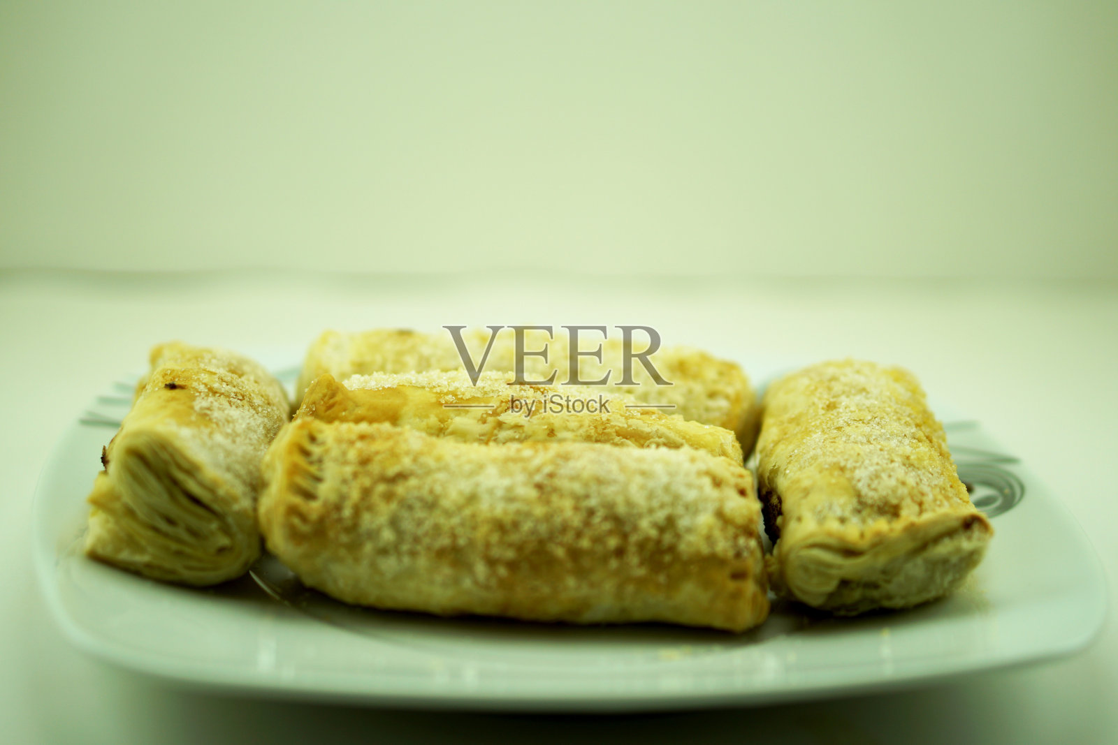 自制酥皮和那不勒斯巧克力照片摄影图片