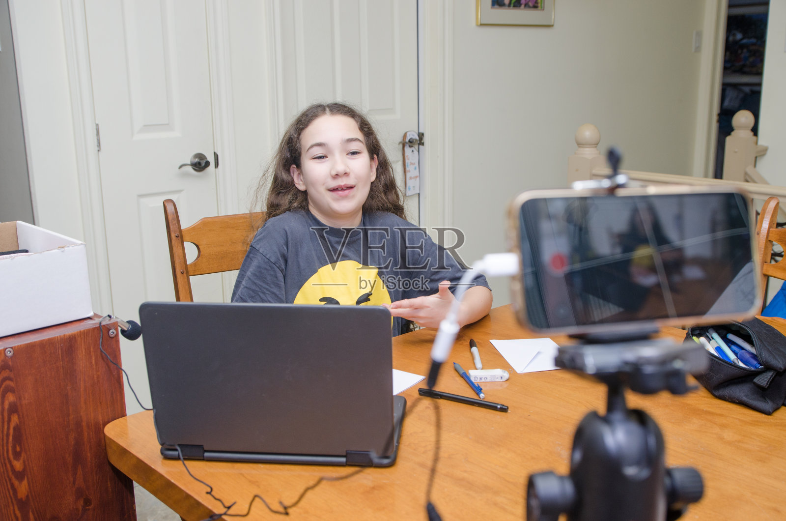 十几岁的女孩在做视频博客照片摄影图片