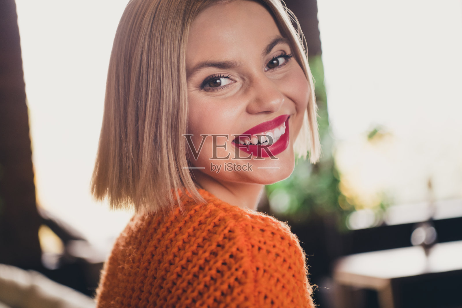 近距离剪裁的可爱的积极的女孩的肖像灿烂的微笑红色的口红阳光休闲公寓里面照片摄影图片