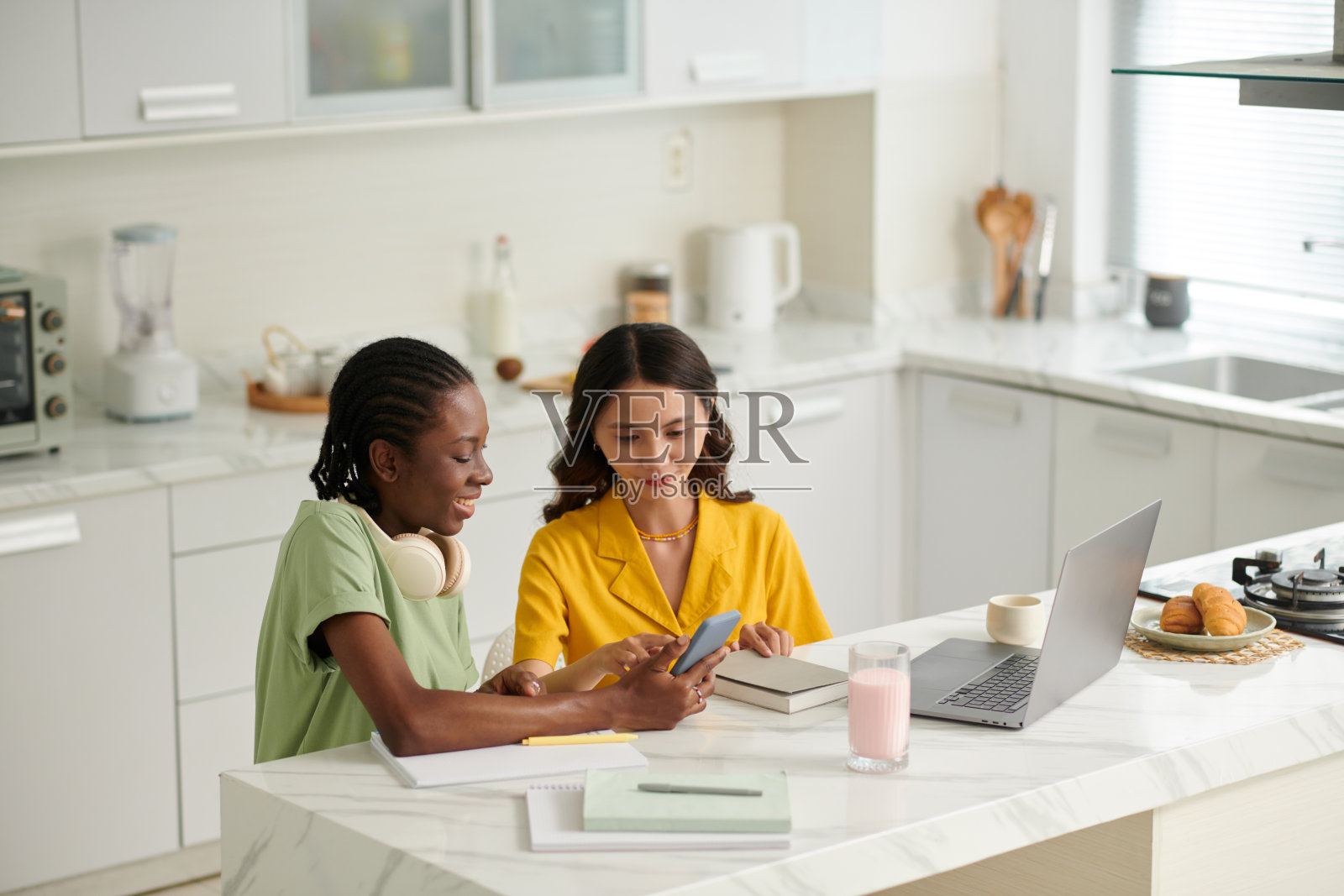 朋友们讨论社交媒体趋势照片摄影图片